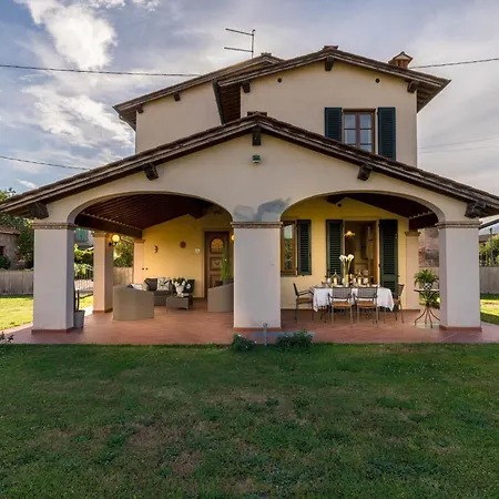 In With Garden Villa Lucca